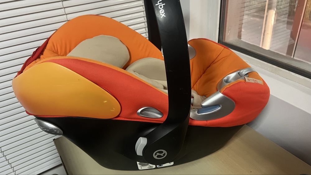 Бебешкото кошче за кола с изофикс база Cybex Aton Q i-Size isofix