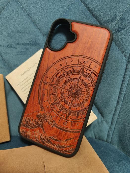 Husa premium din lemn iPhone 16 Plus