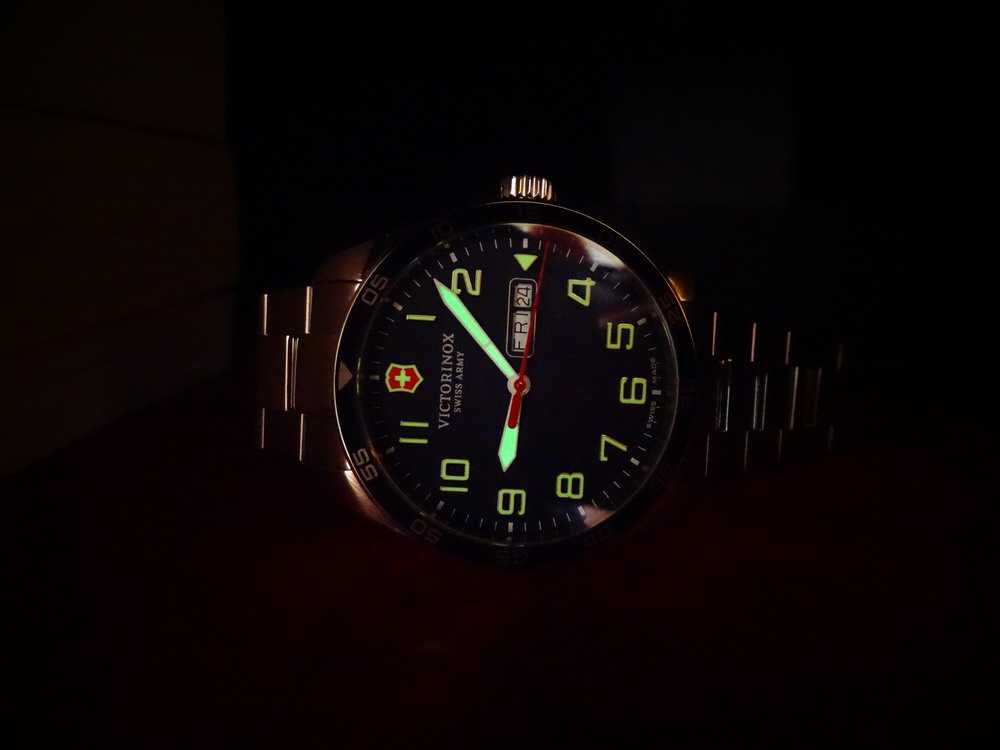 Продавам нов швейцарски часовник Victorinox Swiss Army Fieldforce