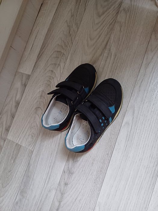 Продам детские кроссовки