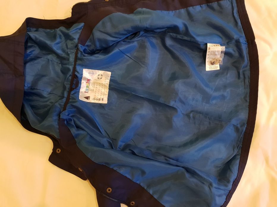 Продавам детско непромокаемо яке с качулка , синьо