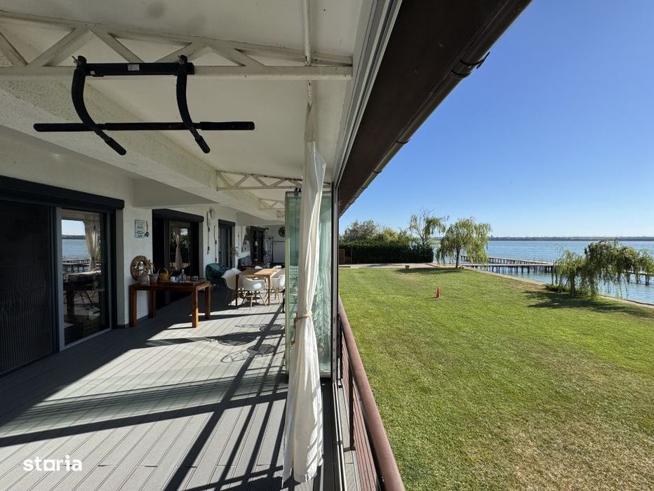 Un apartament ca o casa, cu peluza si ponton pe lac