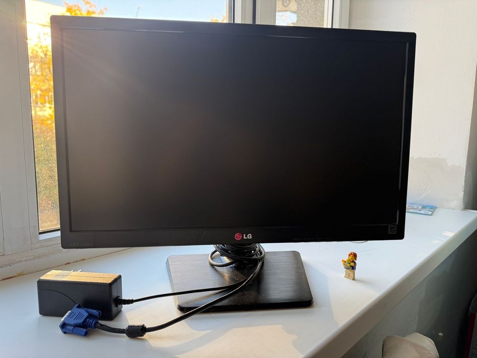 Монитор ЖК LG Flatron 22'' в рабочем состояний