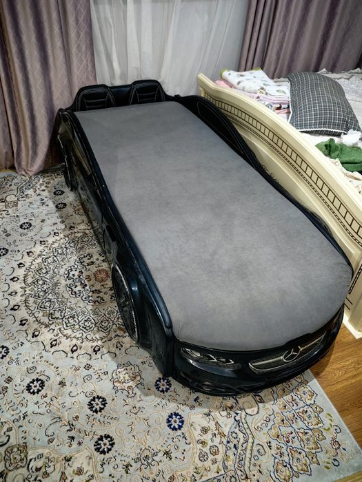 Детская кровать машина