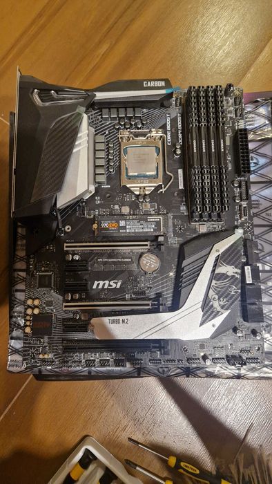 Дъно MSI Z390 с процесор i9 9900k, рам Corsair 32GB и ССД 2x512GB Sams