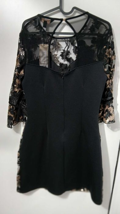 Елегантна дантелена рокля с флорални златни мотиви – Lipsy  London