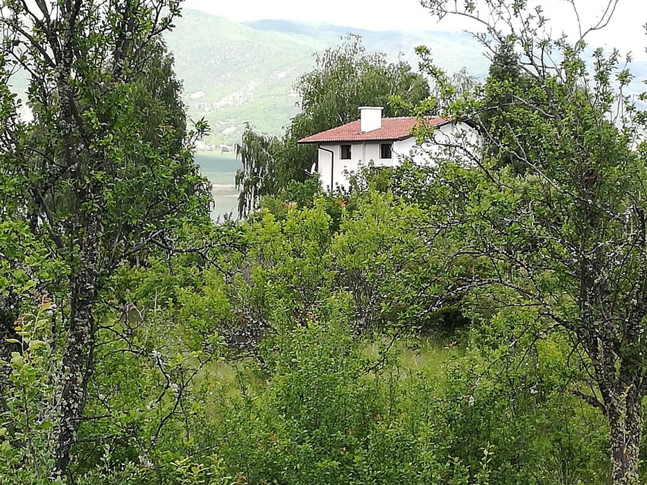 Парцел на първа линия до язовира в с. Логодаж, област Благоевград