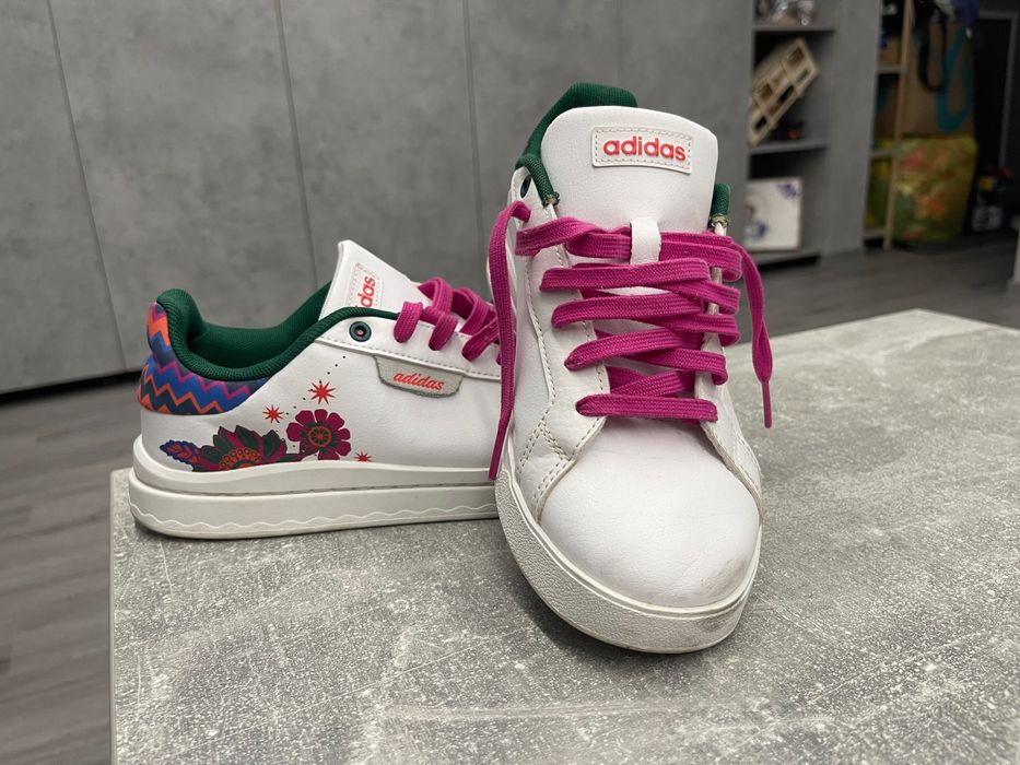 Vând teniși Adidas