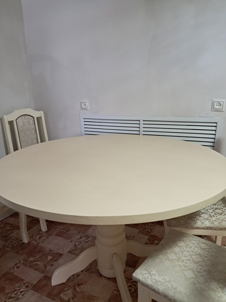 Круглый стол и стулья