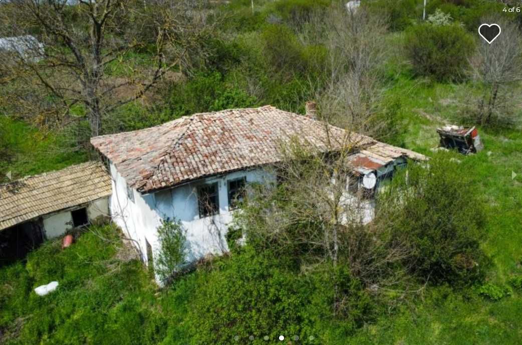 Продава стара къща с 3140 м2 двор в с. Войводино