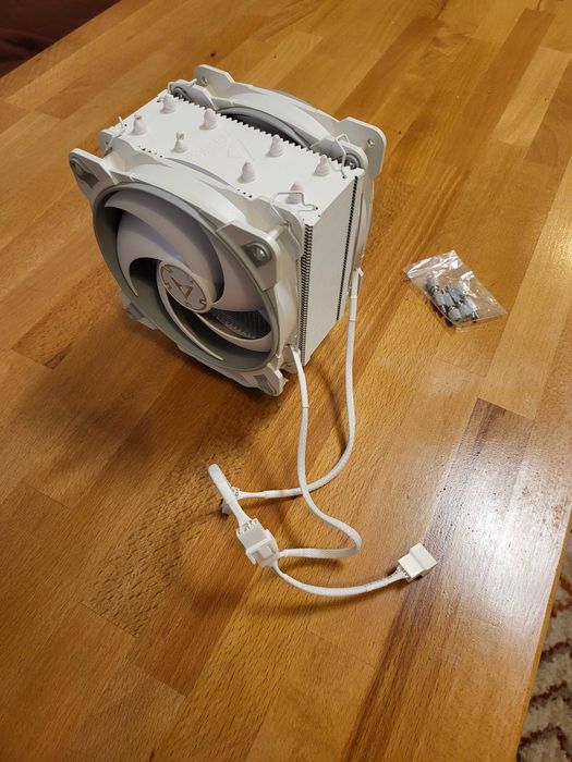 Vând procesor AMD 7500f + cooler Arctic in stare ca nouă