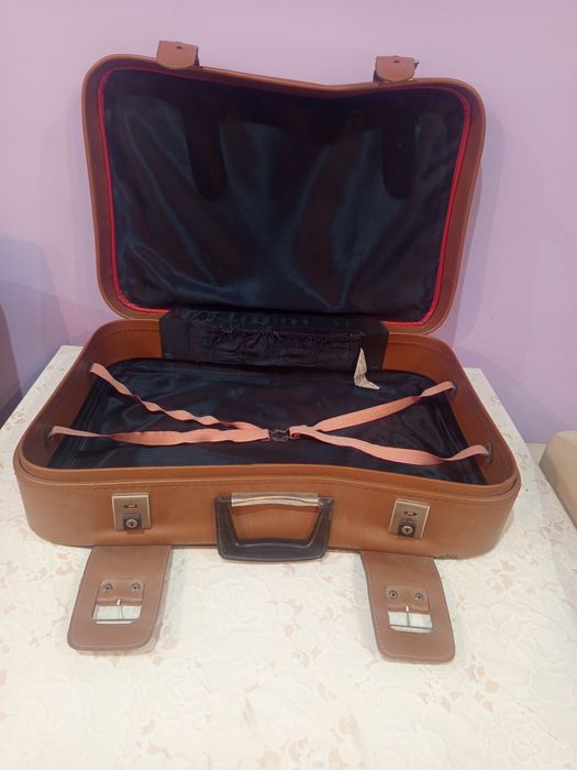 Продаётся / чемодан / .