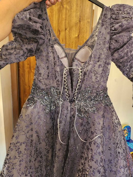 Красива рокля покрита с камъни блясък