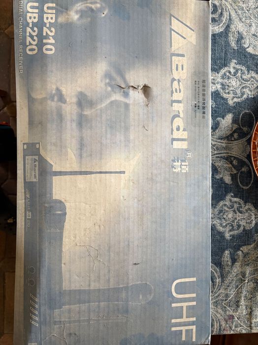 Ултрависокочестотен уайърлес микрофон