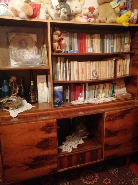 vând mobila sufragerie,mese,scaune,fotolii, dulapuri.