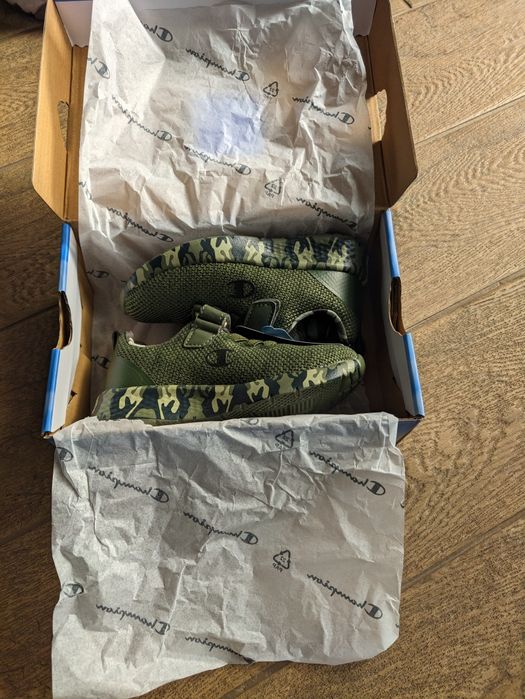 Vând adidași Champions