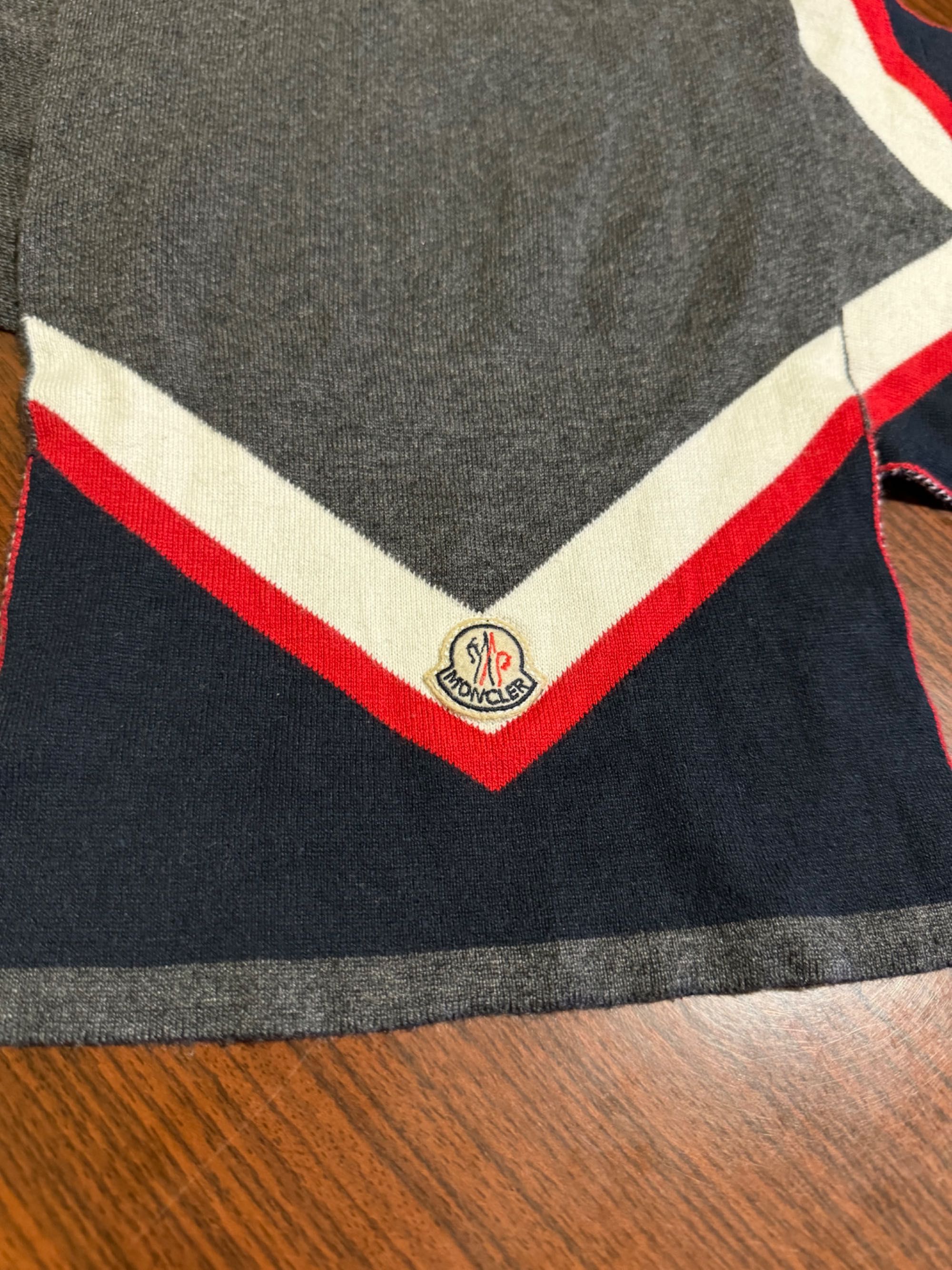 Зимен шал Moncler.
