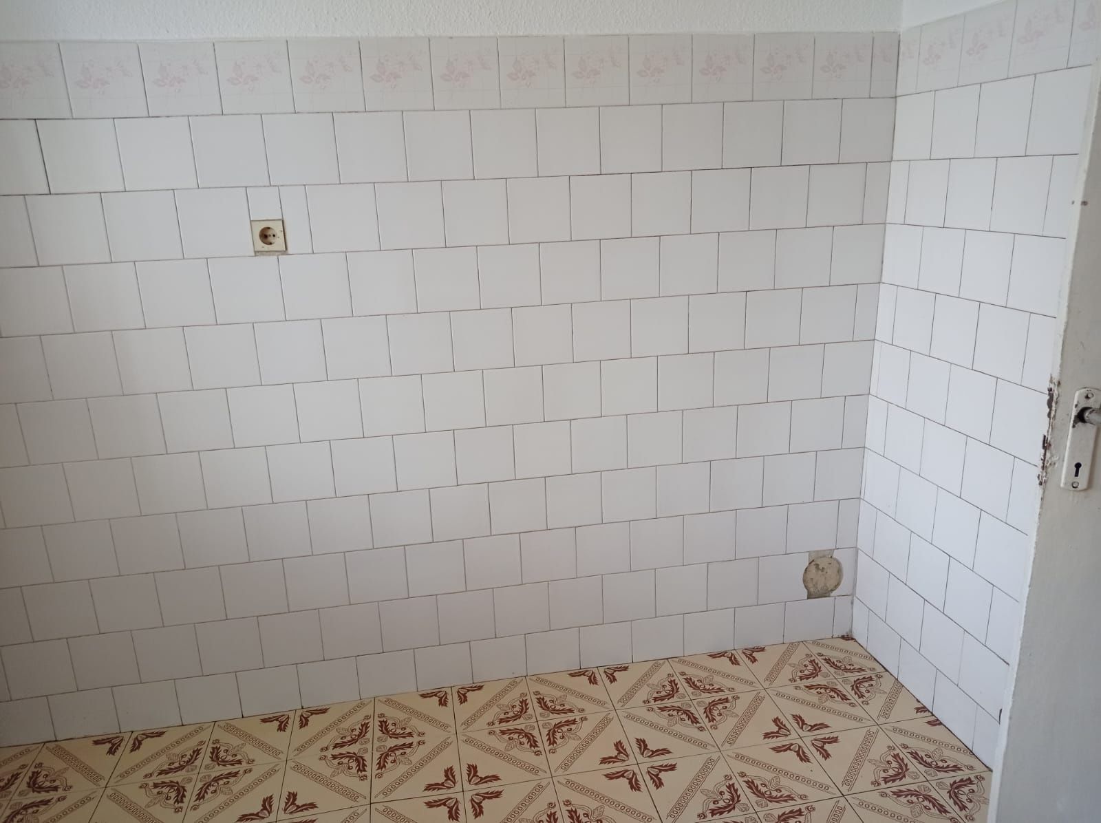 Vând apartament 2 Camere decomandat, Mogador bloc J7 etaj 2 . Elibera