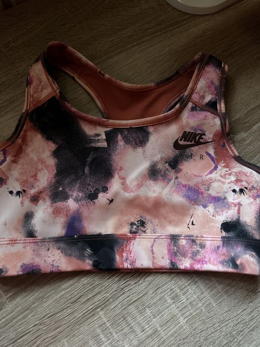 Bustiera colorata Nike in stare ff buna. purtata de putine ori