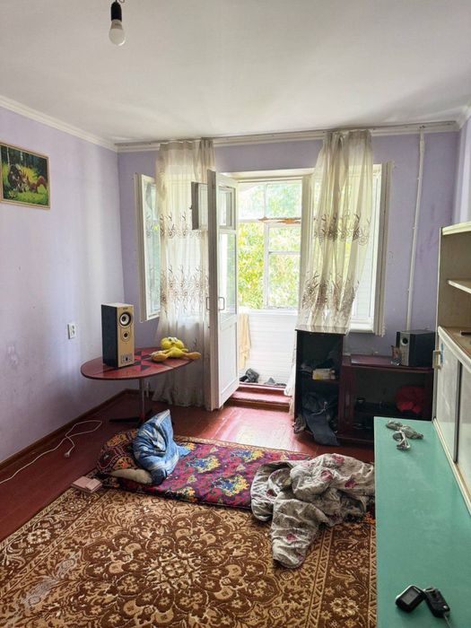 Октяабирь 1х 3этаж срочно Прадаётся вдоль дороги базар