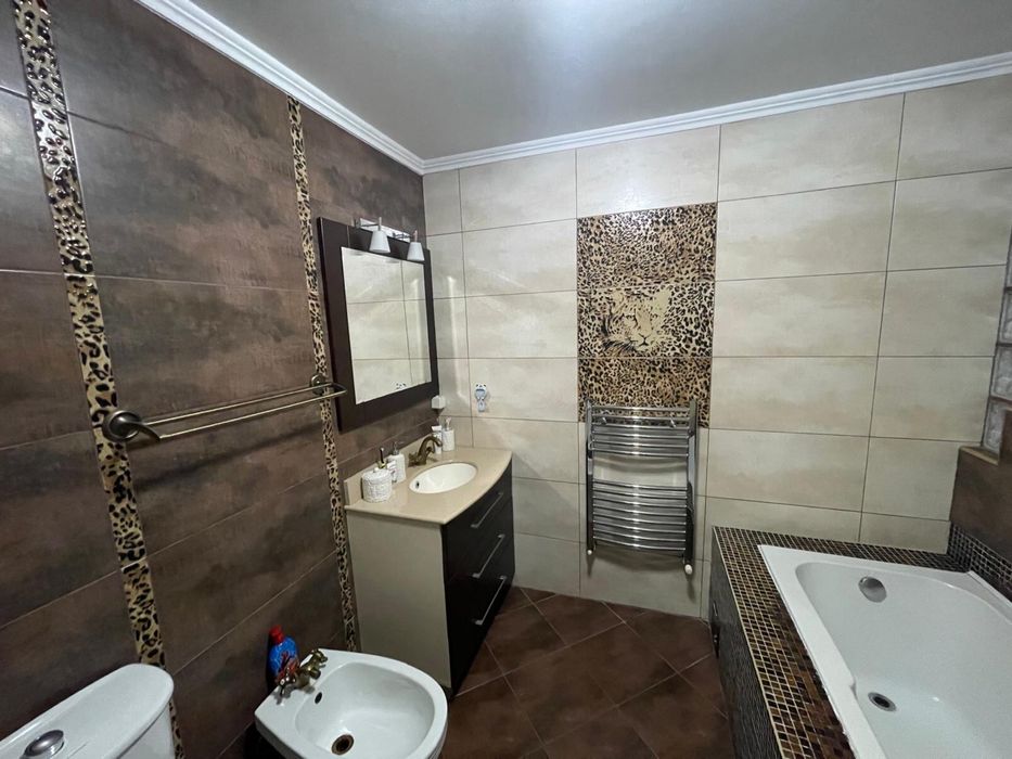Ocazie!! Apartament 4 camere, 2 bai, boxa sub balcon!!