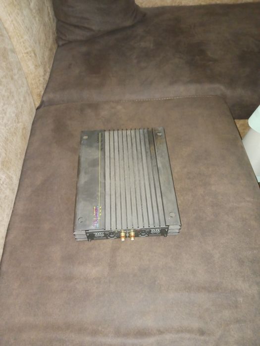 Продавам аудио усилвател за кола