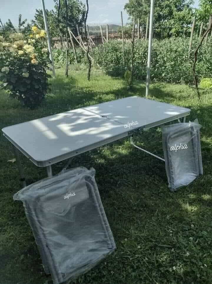 Продавам 10 комплекта маса с 4 стола