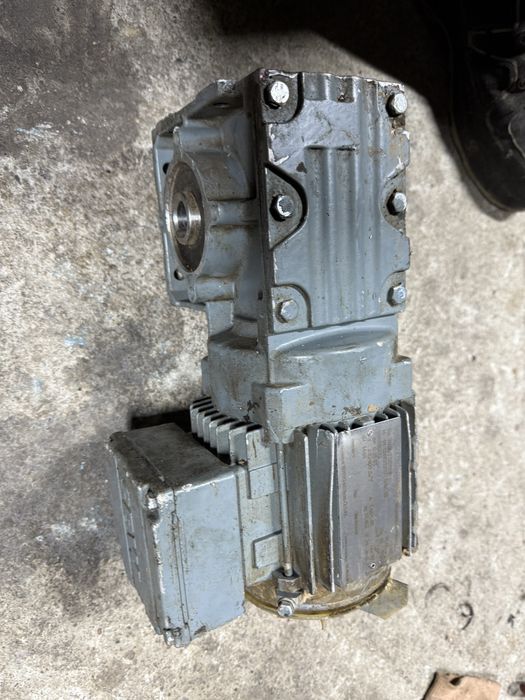 Motor cu reductor industrial