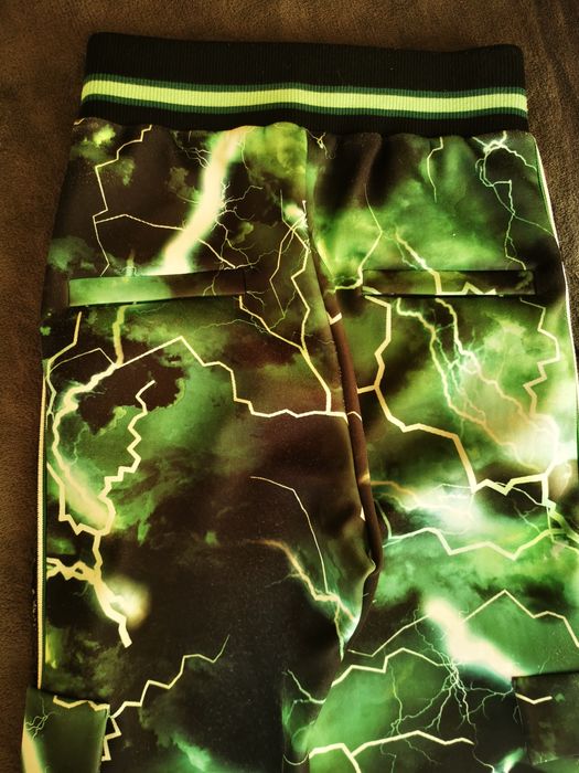 Дамски екип панталон и кроп топ.