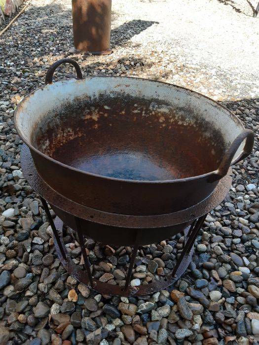 Vând cazan  pe suport