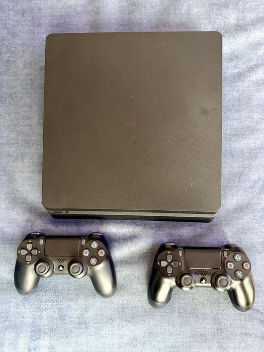 PlayStation 4 Slim + 2 controllere