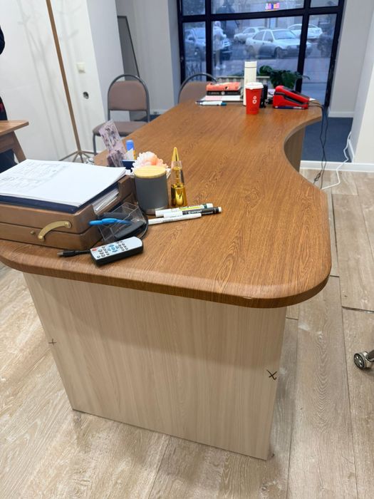 Продам два офисных стола в хорошем состоянии.
