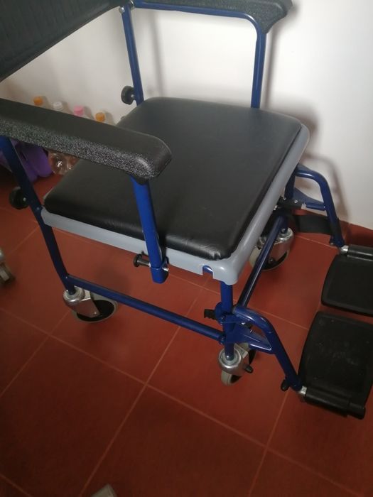 Продавам масичка за болнично легло и стол за баня