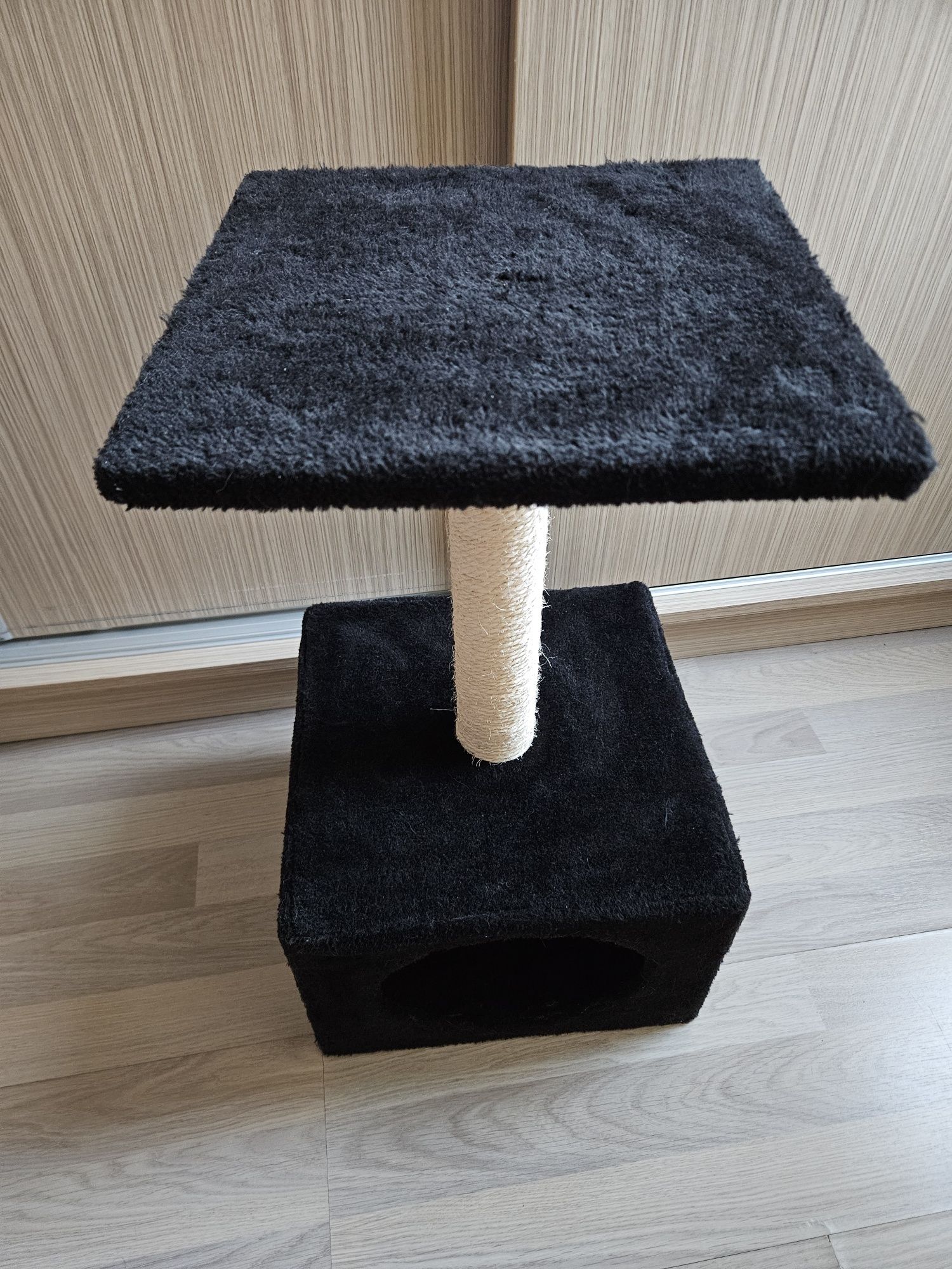 Котешка тоалетна, драскалка, къща.