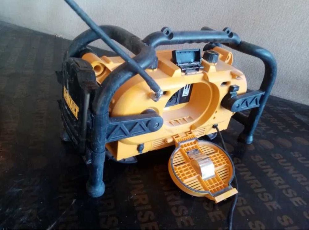 Работно радио usb DEWALT зарядно за батерии внос от Англия
