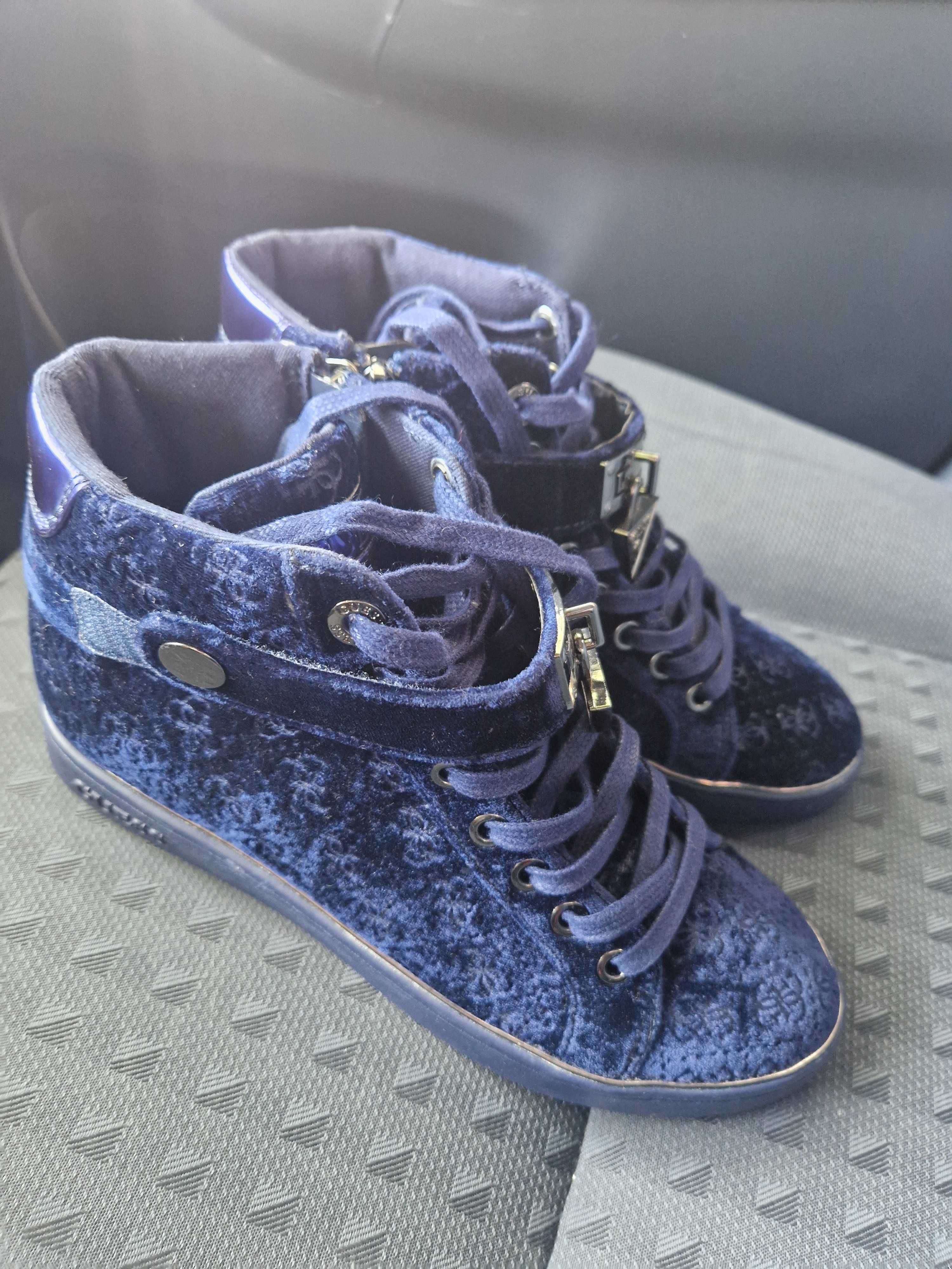 Женски боти, обувки Guess.