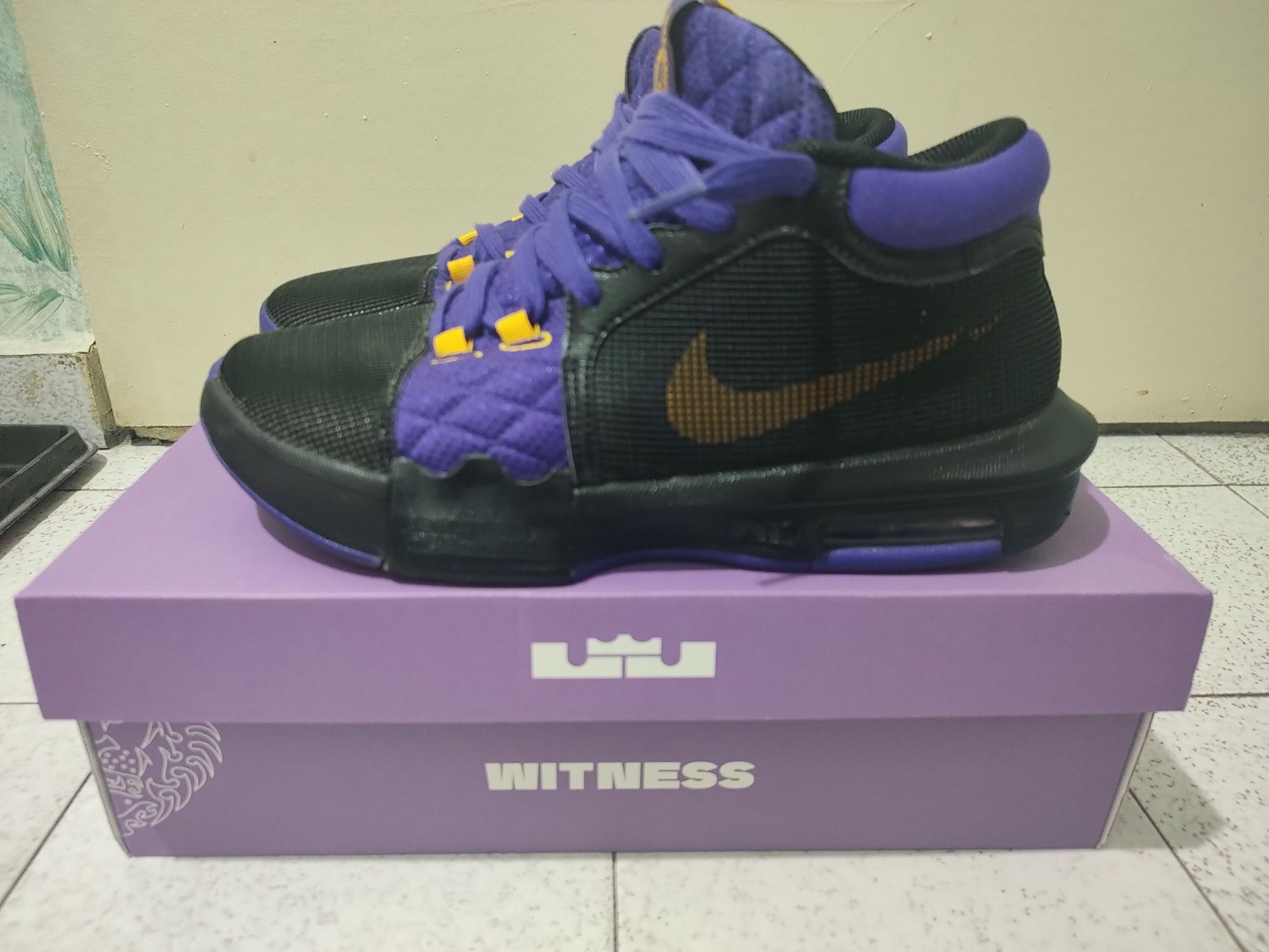 Nike LeBron Witness 8
