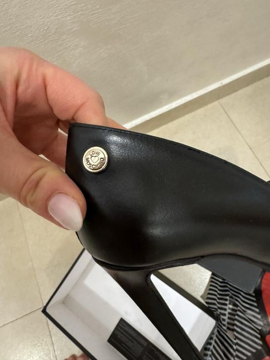 Уникални обувки на висок ток Love Moschino