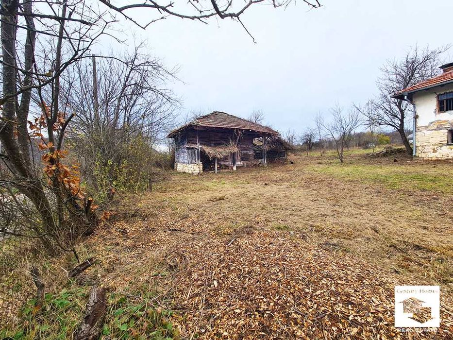 116252 Голям парцел с две къщи и плевня в с. Войнежа