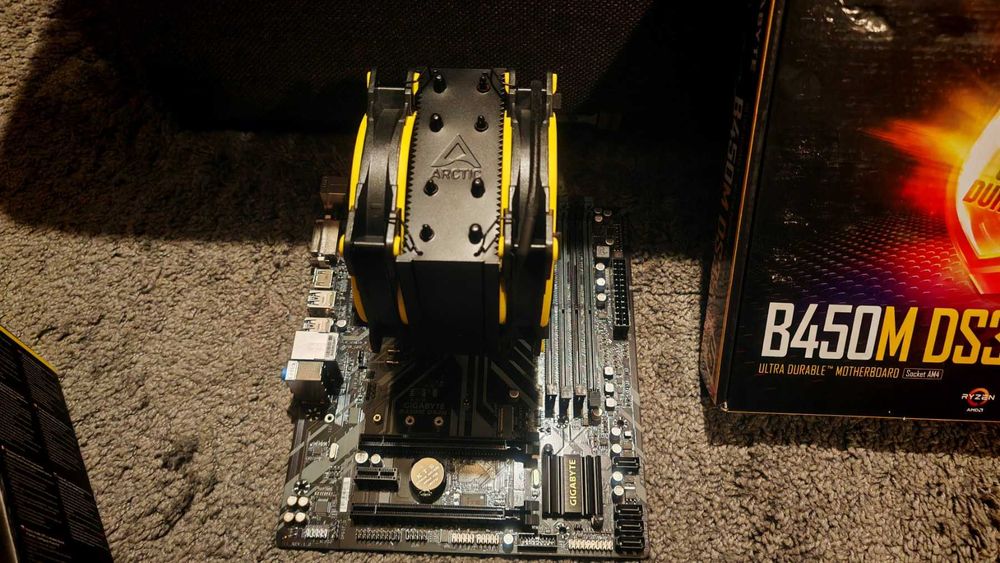 GIGABYTE B450M DS3H + RYZEN 7 5800X 8-Core (4.7 GHz ) AM4 + Охладител