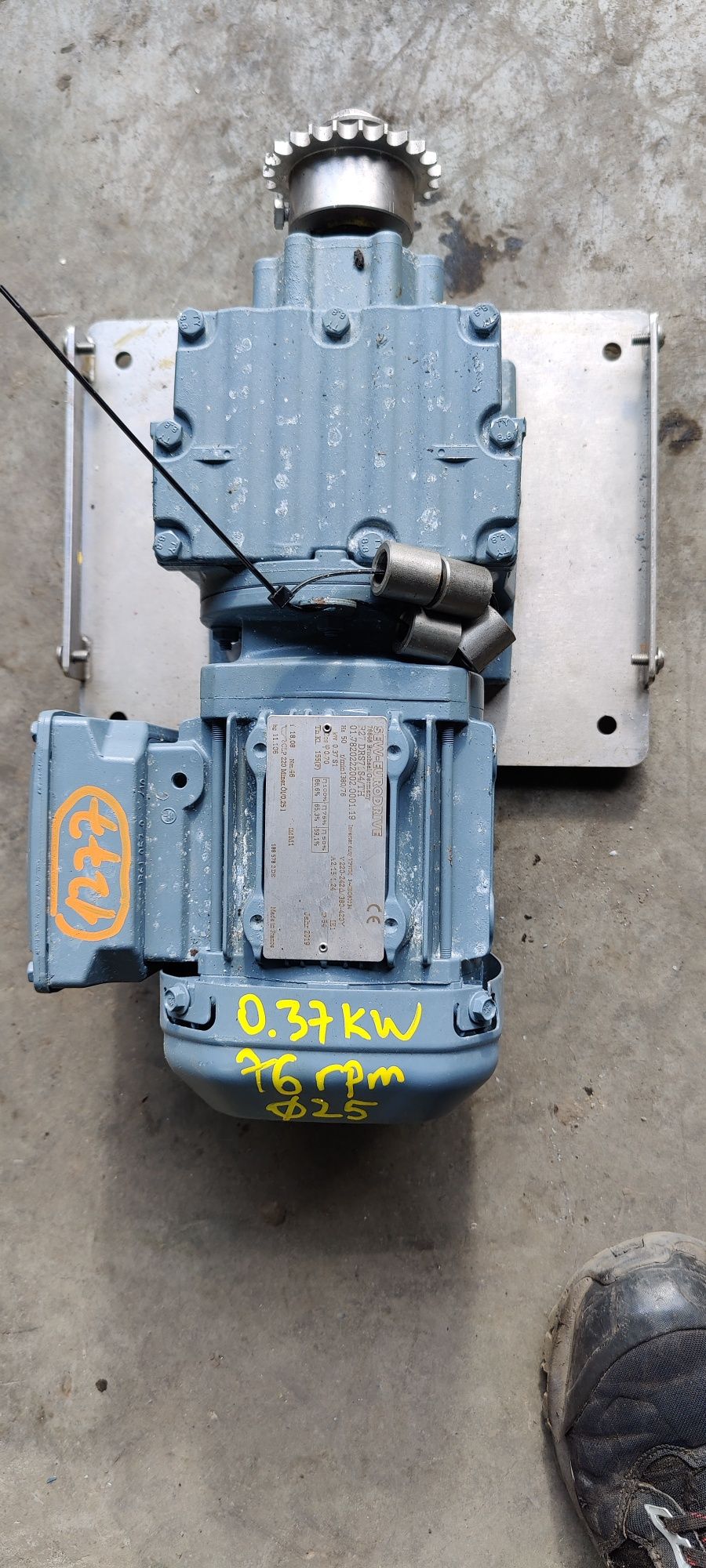 Motor electric trifazat cu reductor, 0.37kW, 76rpm, 380V