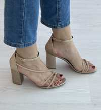 Грациозни дамски сандали с ток и бляскави елементи