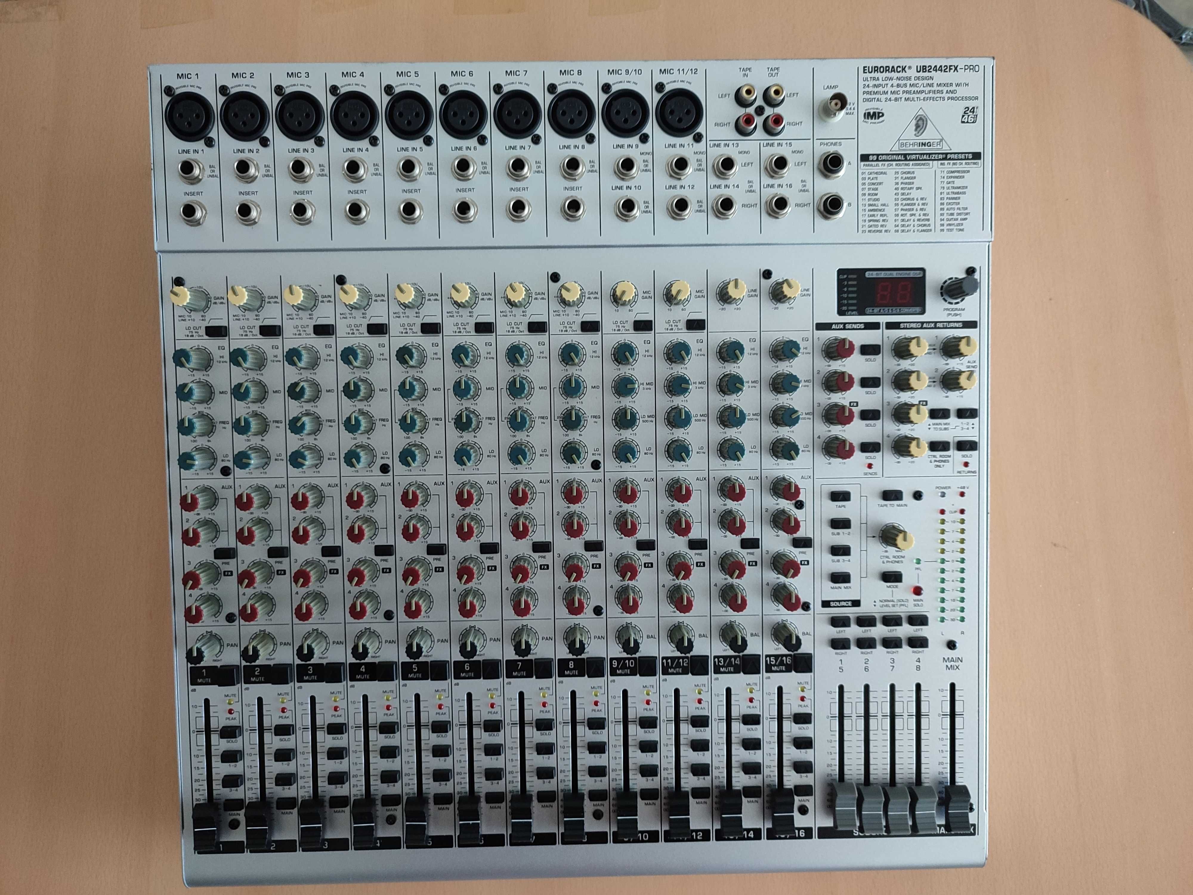 Пулт професионален 24 входа BEHRINGER EURORACK UB2442FX-PRO миксер