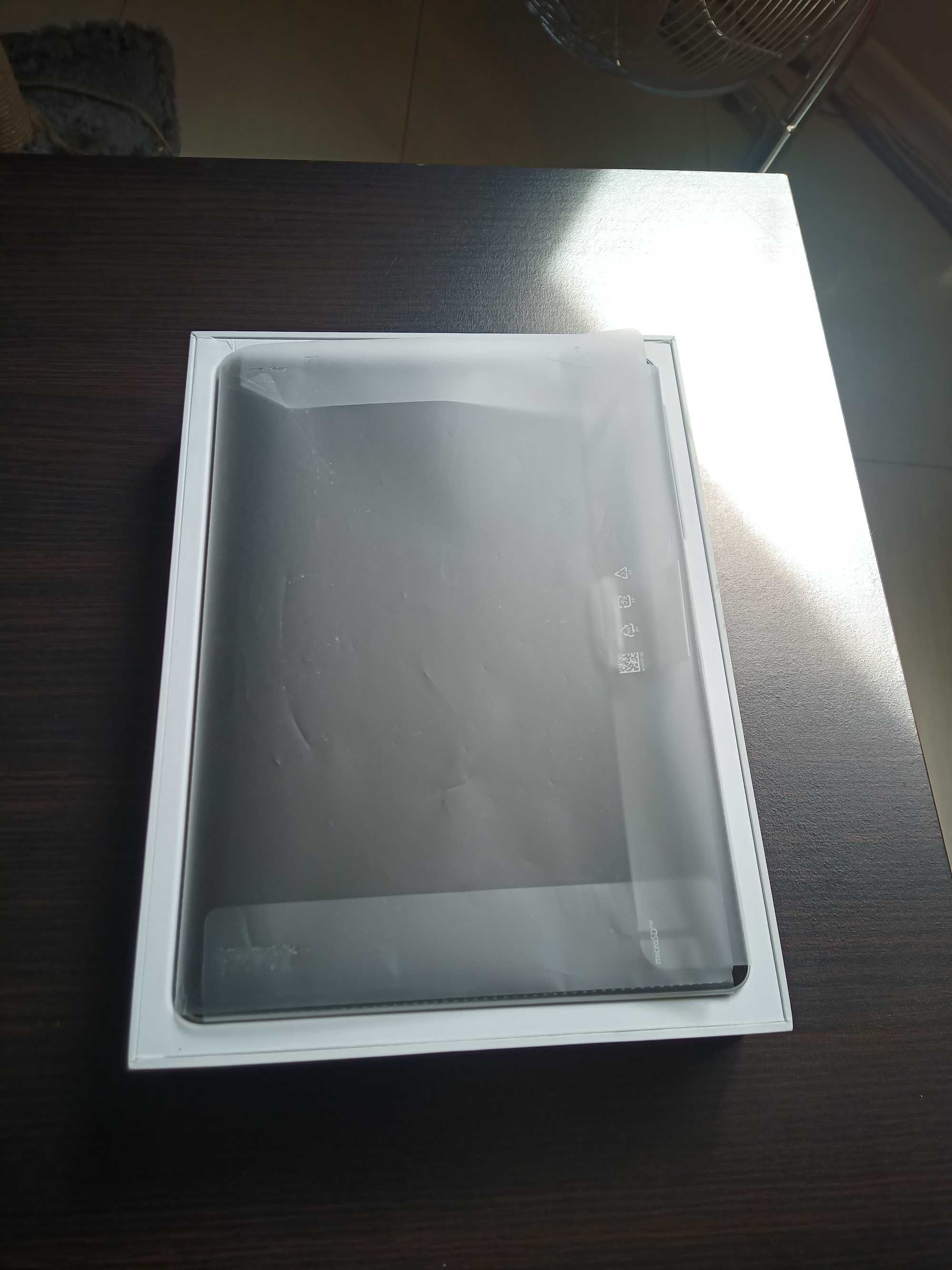 Surface Go 2 + Стъклен протектор + клавиатура.