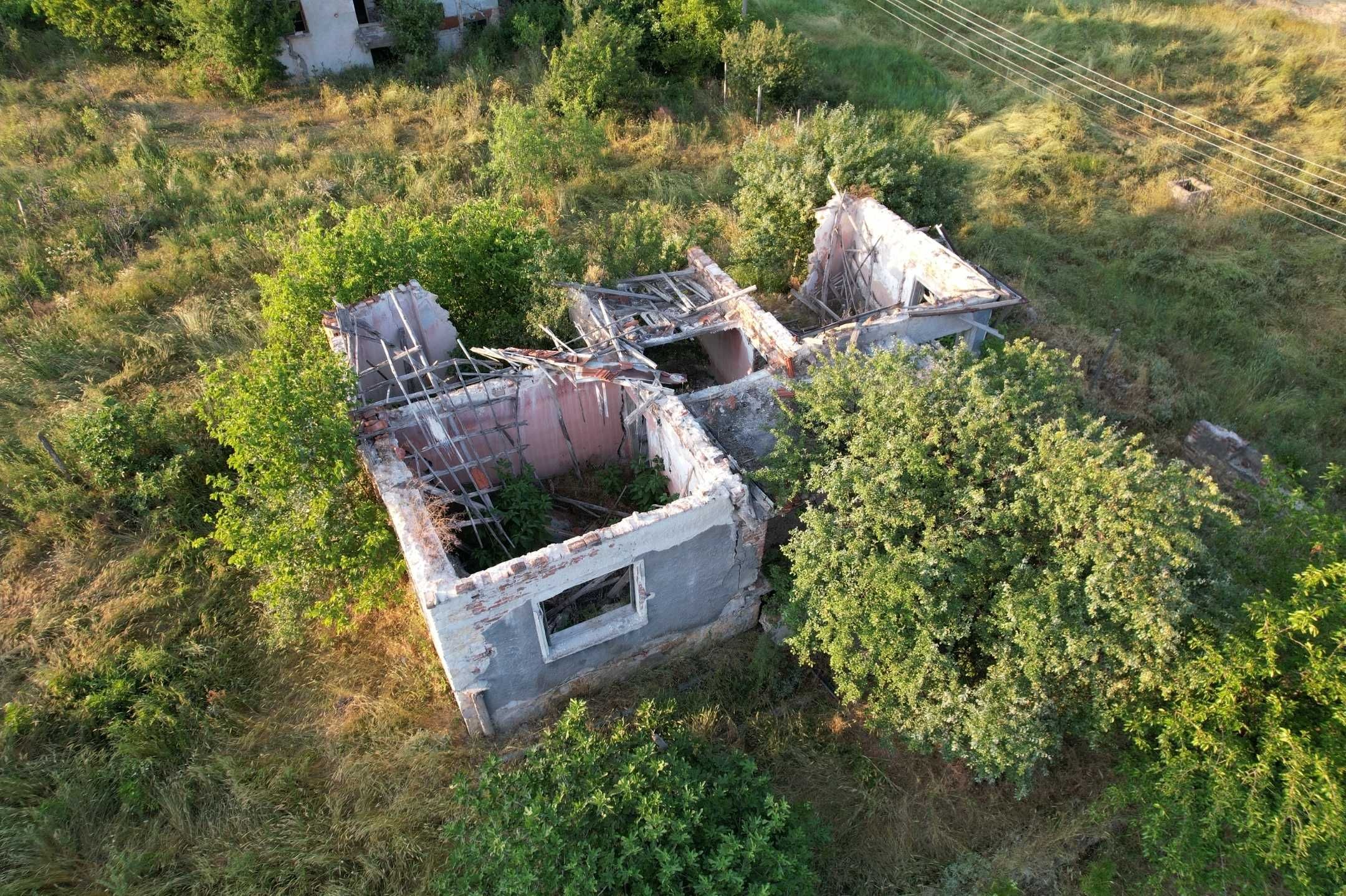 Продава се дворно място с къща за основен ремонт в село Ценово