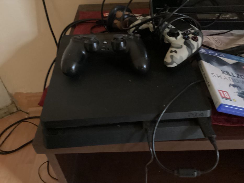 PlayStation 4 1 tb с 5 игри и два джойстика