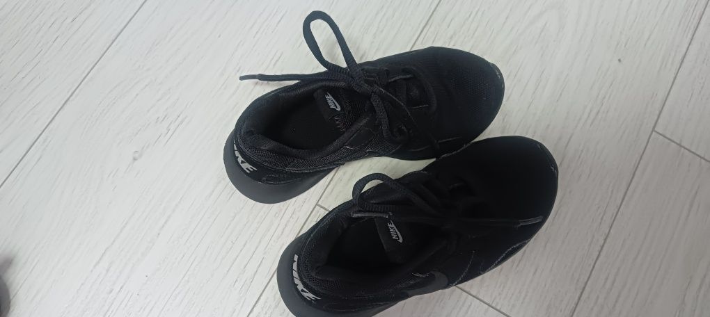 Adidași     Nike