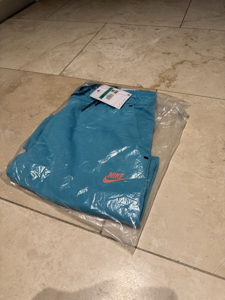 Pantaloni Scurti Nike Tech / 2025