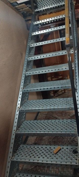 Scara zincate la comanda în toată tara oferim și montaj