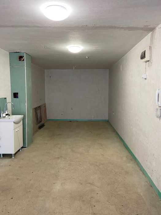 Дава се под наем Гараж / Паркомясто в Варна, Колхозен пазар - 35 кв.м за 153 € - Снимка #1